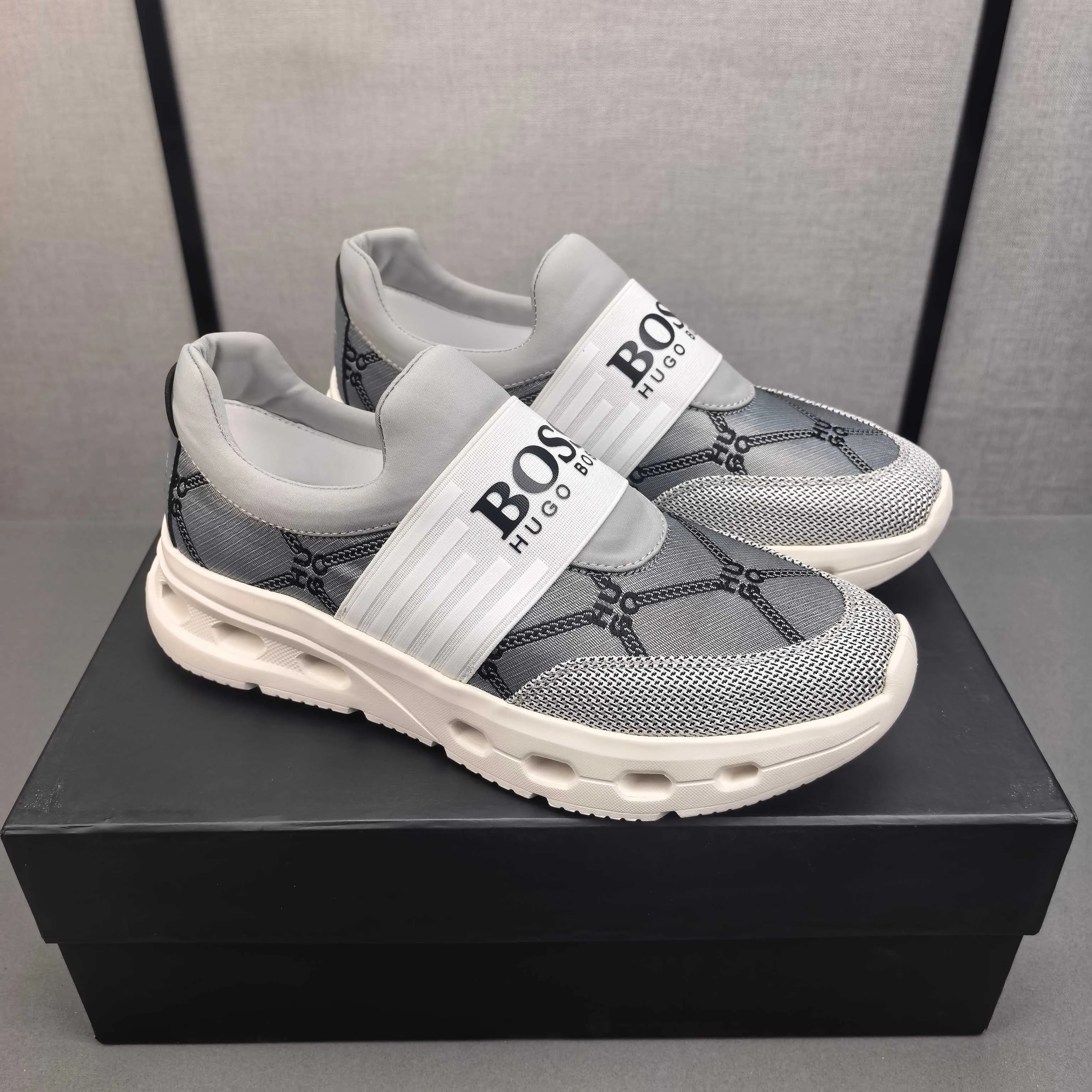 PP420❣️❣️❣️BOSS’s new 🆕low-top casual sneakers, made of breathable mesh, with brand signature details on the shoe collar to enhance style. Fashionable and versatile, it can complement any look. With a sophisticated design that is both dynamic and modern, this new must-have shoe adds a new dimension to Dior's legacy, displaying modern elegance. Men's shoes 38-44 45🉑️customized